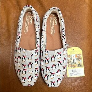 NWT TOMS Women's Penguin Print Flats - Black, White, Gray and Red size 7